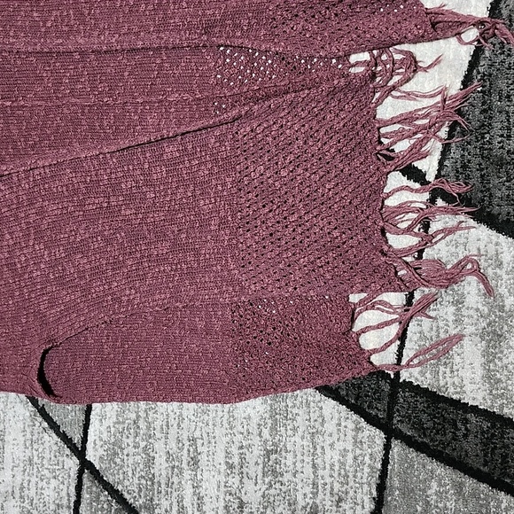 BUCKLE DAYTRIP MAROON KNIT FRINGE HEM OPEN CARDIGAN KIMONO SHAWL - Picture 4 of 11